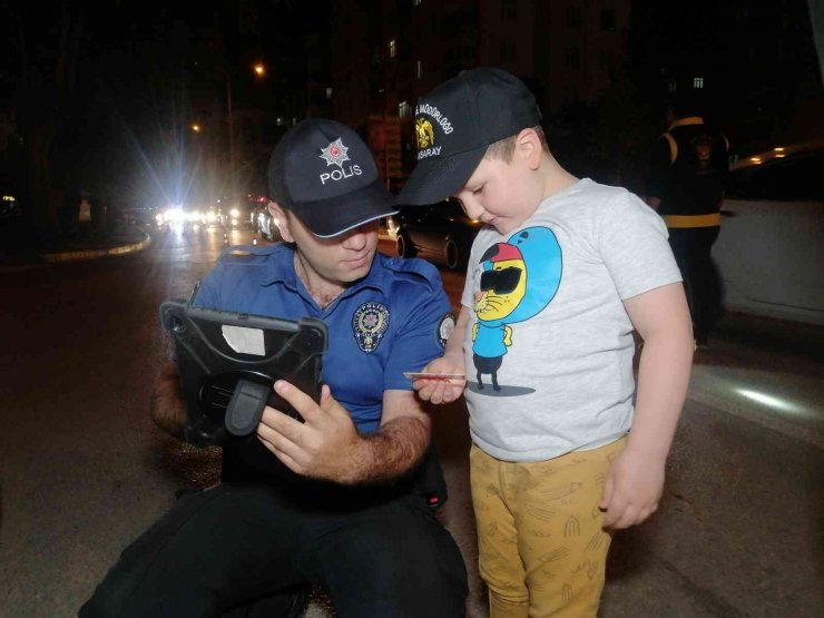 5 yaşındaki Yusuf hayalindeki polisliği asayiş denetiminde gerçekleştirdi