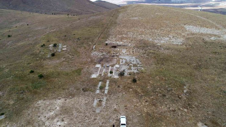 Yabancıların yaptığı sondaj çalışmalarında petrol bulunan kuyular “yetersiz” denilerek betonla kapatıldı