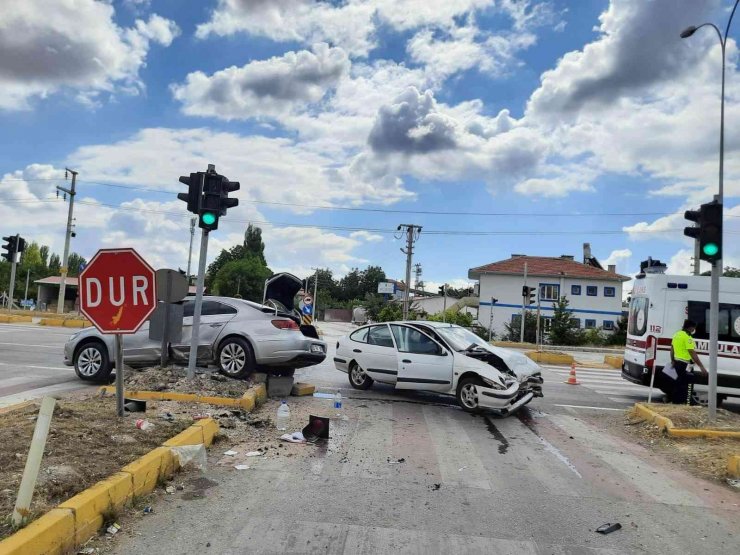 Konya’da iki otomobil çarpıştı: 3 yaralı