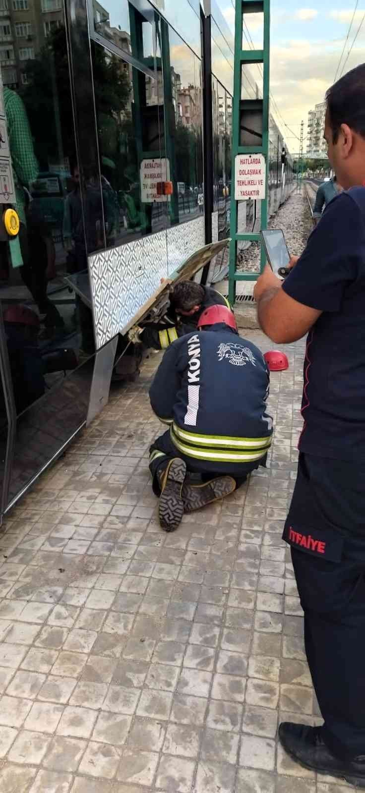 Duraktaki tramvayın altına kaçan kediyi itfaiye çıkarttı