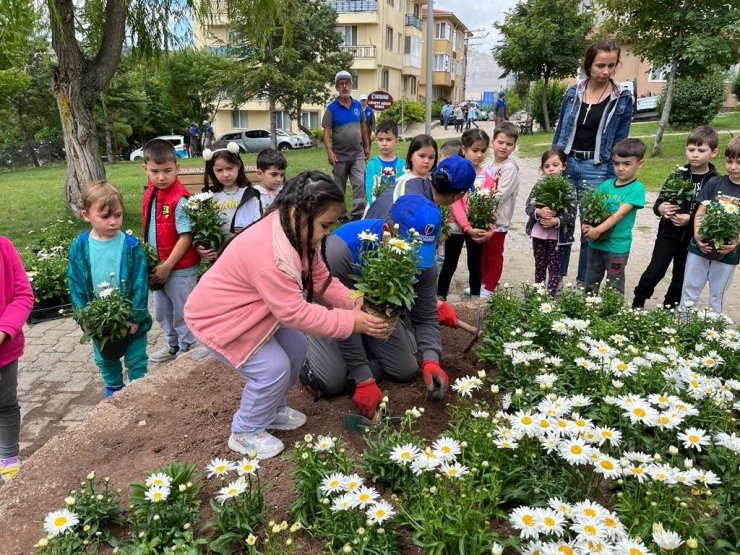 Cüneyt Arkın’ın isteğini minikler gerçekleştirdi