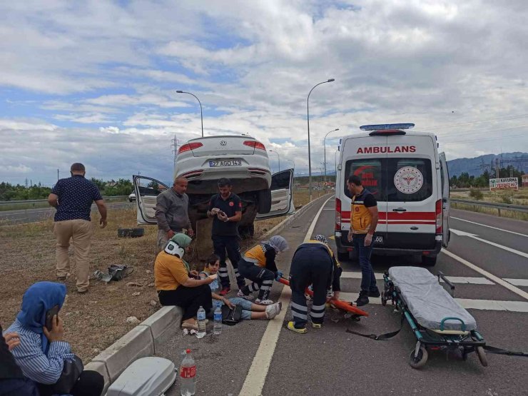 Lastiği patlayan otomobil refüjdeki aydınlatma direğine çarptı: 6 yaralı