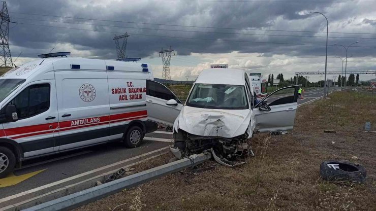 Lastiği patlayan otomobil refüjdeki aydınlatma direğine çarptı: 6 yaralı