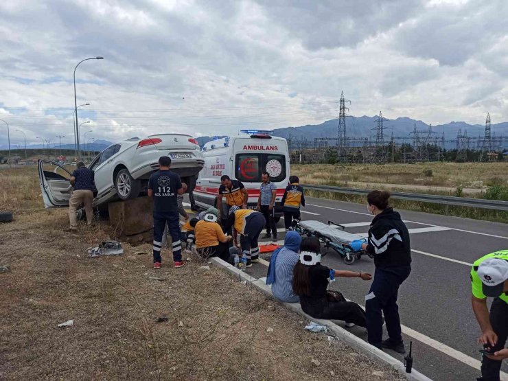 Lastiği patlayan otomobil refüjdeki aydınlatma direğine çarptı: 6 yaralı