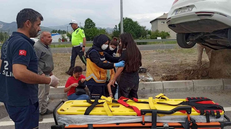 Lastiği patlayan otomobil refüjdeki aydınlatma direğine çarptı: 6 yaralı
