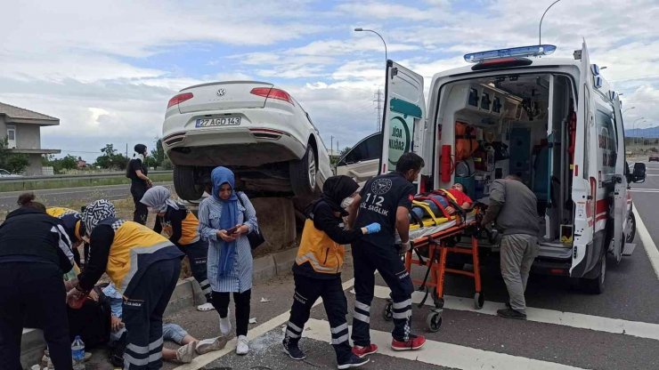 Lastiği patlayan otomobil refüjdeki aydınlatma direğine çarptı: 6 yaralı