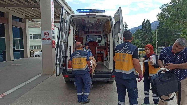 Lastiği patlayan otomobil refüjdeki aydınlatma direğine çarptı: 6 yaralı