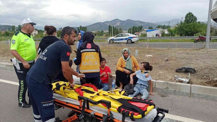 Lastiği patlayan otomobil refüjdeki aydınlatma direğine çarptı: 6 yaralı
