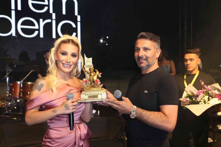 Festivalin kapanışında İrem Derici muhteşem bir konser verdi