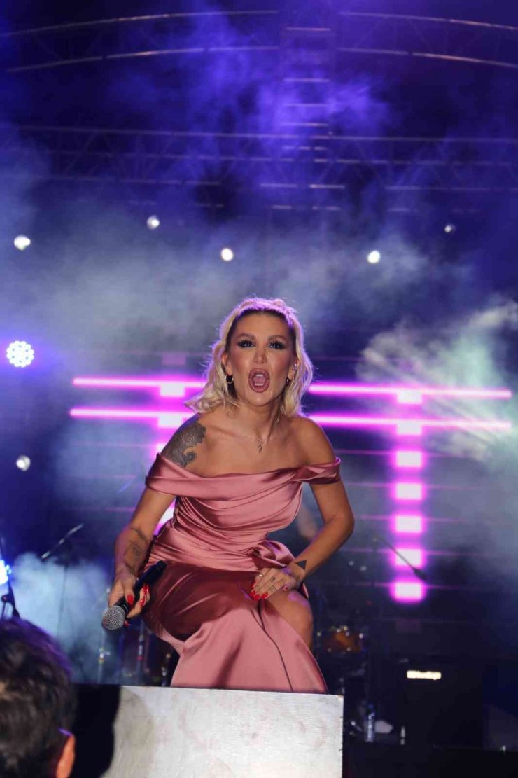 Festivalin kapanışında İrem Derici muhteşem bir konser verdi