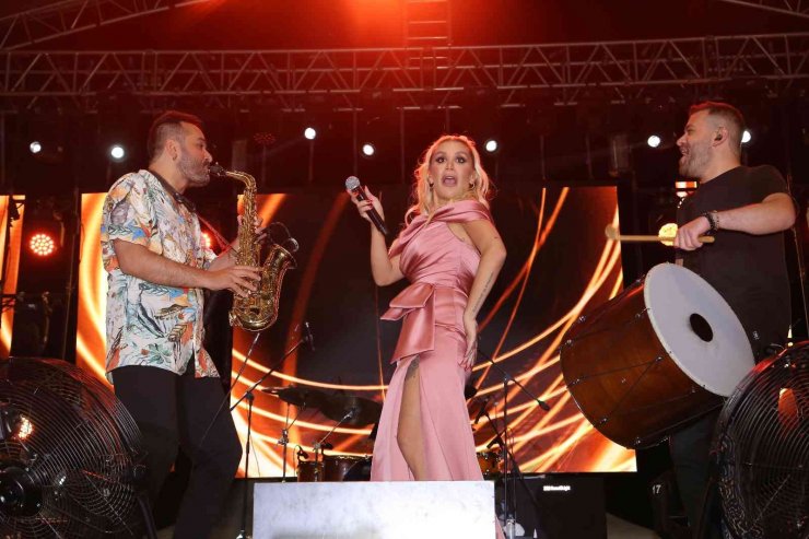 Festivalin kapanışında İrem Derici muhteşem bir konser verdi