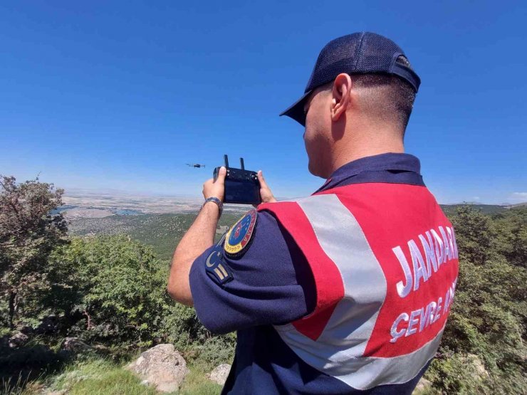 Jandarma yangınlara karşı ormanı dron ile denetliyor