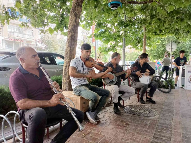 Sokak sanatçıları hem eğlendi hem eğlendirdi