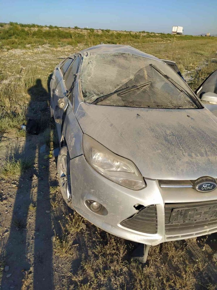 Refüje çarpan otomobil takla attı: 4 yaralı