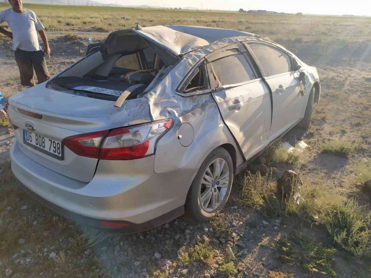 Refüje çarpan otomobil takla attı: 4 yaralı
