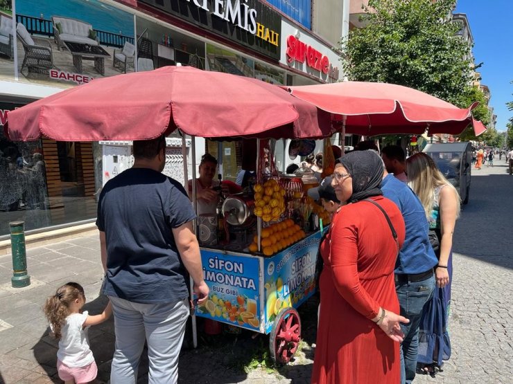 Yoğun işten dolayı ailecek sifon limonata tezgâhının başına geçtiler
