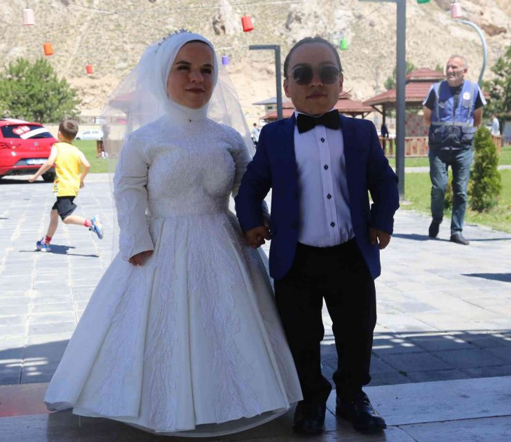 Bir metrelik çift Sivas’ta gerçekleştirilen ikinci düğünlerinin ardından dünya evine girdi