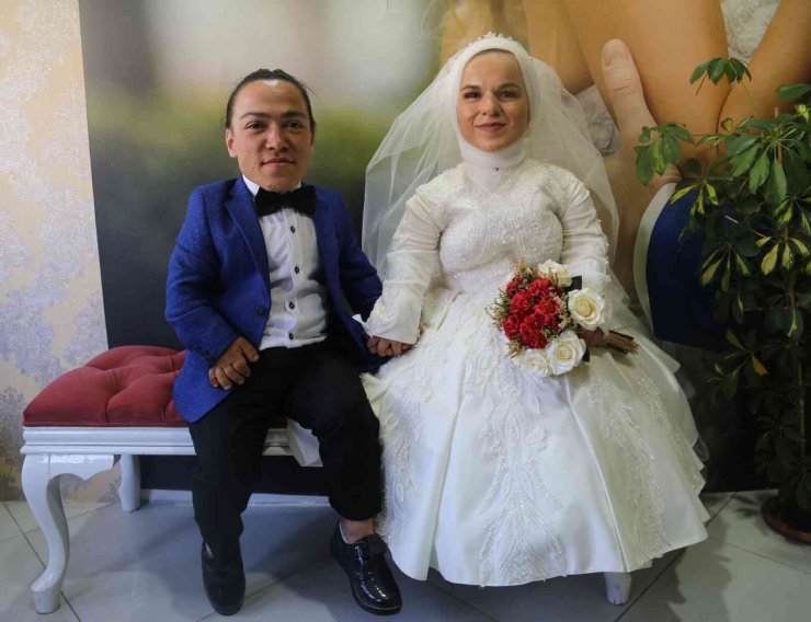 Bir metrelik çift Sivas’ta gerçekleştirilen ikinci düğünlerinin ardından dünya evine girdi