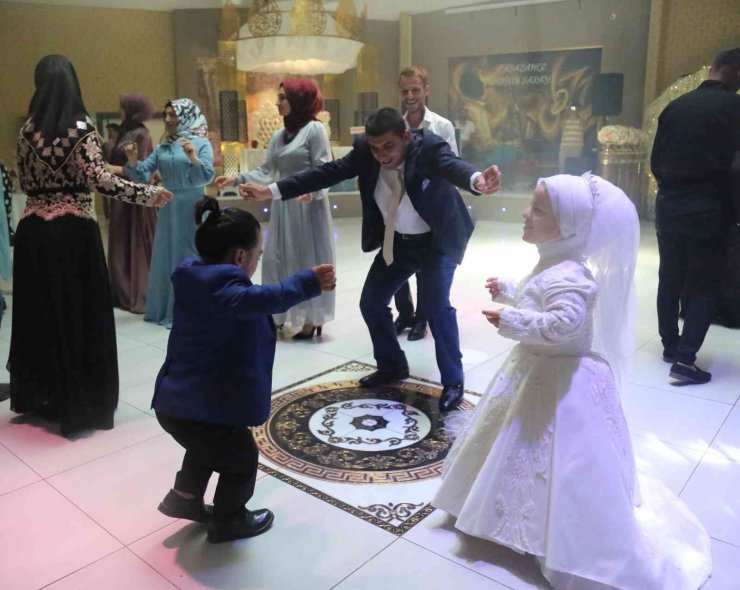 Bir metrelik çift Sivas’ta gerçekleştirilen ikinci düğünlerinin ardından dünya evine girdi