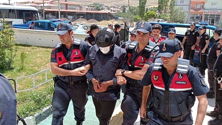 Üç kişinin katili çoban adliyeye çelik yelek ve miğferle çıkartıldı