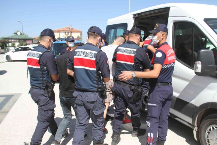 Konya’da jandarmadan zehir tacirlerine operasyon: 4 gözaltı