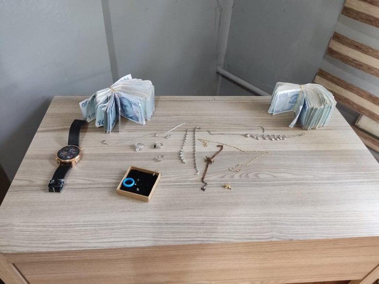 Düğüne giden akrabalarının evinden 510 bin TL değerinde altın ve döviz çaldılar