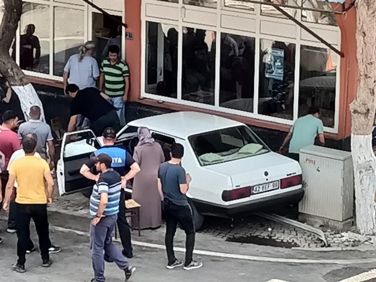 Kontrolden çıkan otomobil kahvehanede çay için müşteriye çarptı