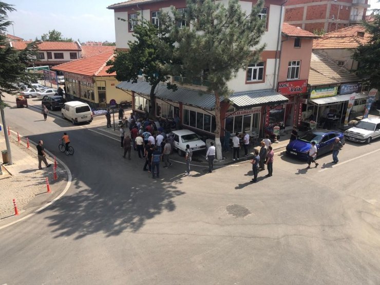 Kontrolden çıkan otomobil kahvehanede çay için müşteriye çarptı