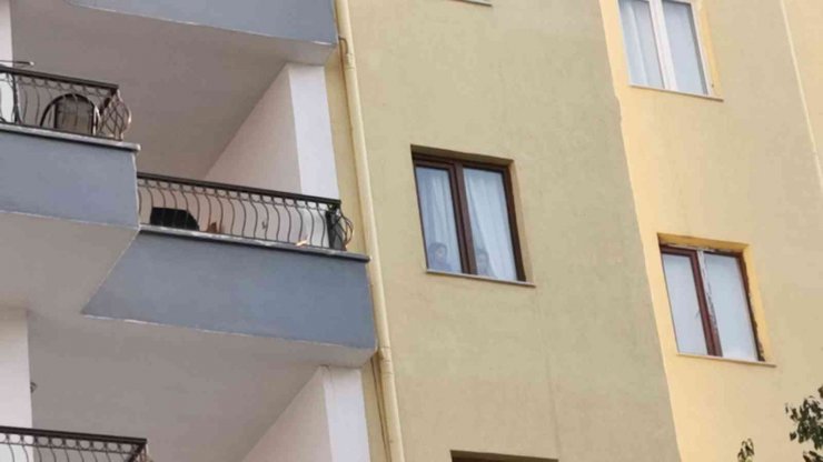 Çocuklarını odaya kilitledi, balkondan bıçakla dehşet saçtı