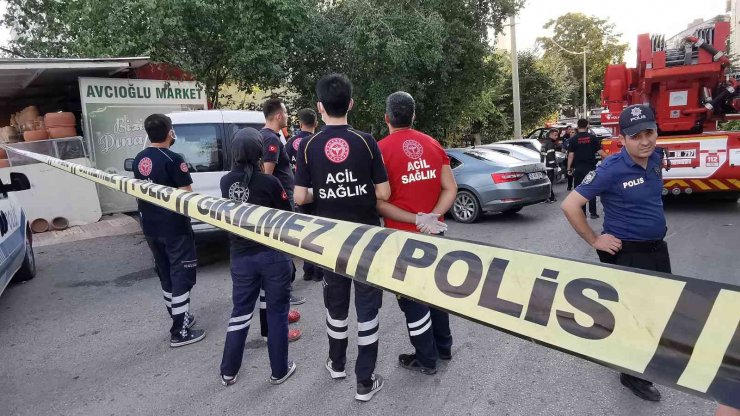 Çocuklarını odaya kilitledi, balkondan bıçakla dehşet saçtı