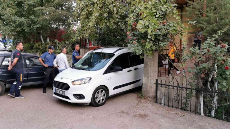 Çocuklarını odaya kilitledi, balkondan bıçakla dehşet saçtı