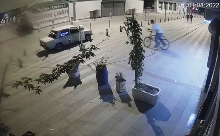 Bisikletlinin parasını gasp eden şüpheliler güvenlik kamerasında