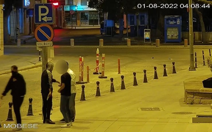 Bisikletlinin parasını gasp eden şüpheliler güvenlik kamerasında