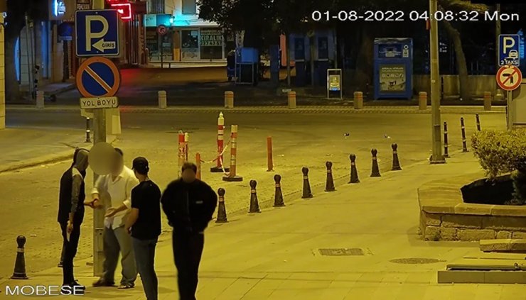 Bisikletlinin parasını gasp eden şüpheliler güvenlik kamerasında