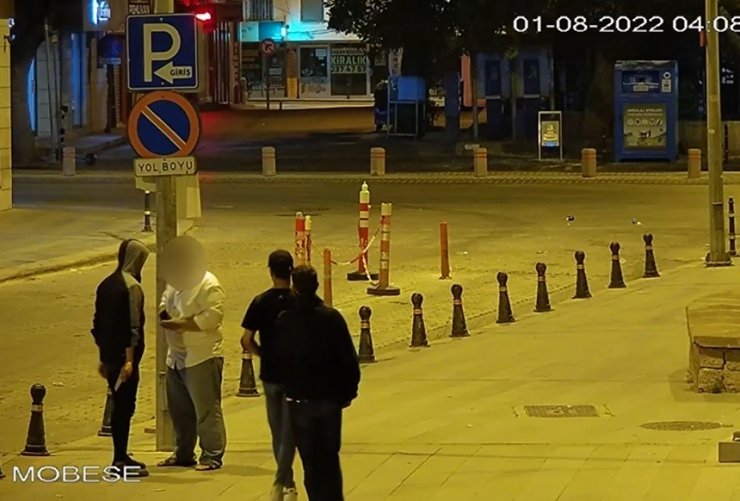 Bisikletlinin parasını gasp eden şüpheliler güvenlik kamerasında
