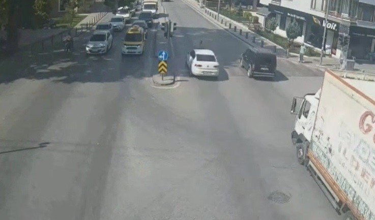 Kırmızı ışıkta durmayan bisikletliye otomobilin çarpması kamerada