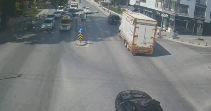 Kırmızı ışıkta durmayan bisikletliye otomobilin çarpması kamerada