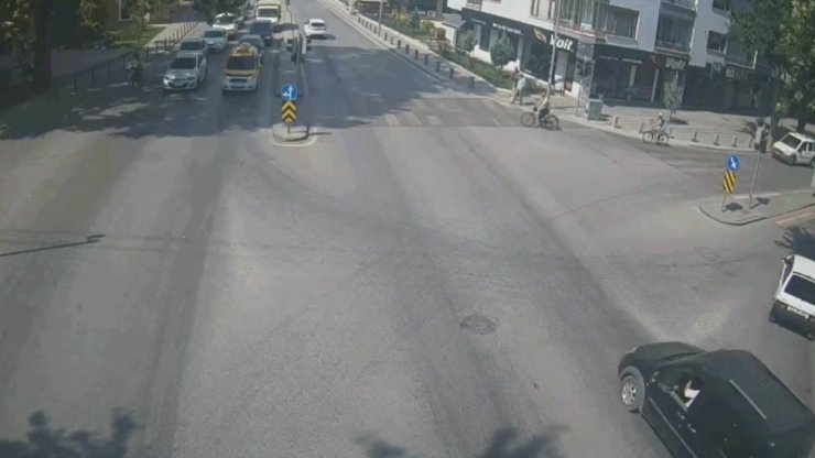 Kırmızı ışıkta durmayan bisikletliye otomobilin çarpması kamerada