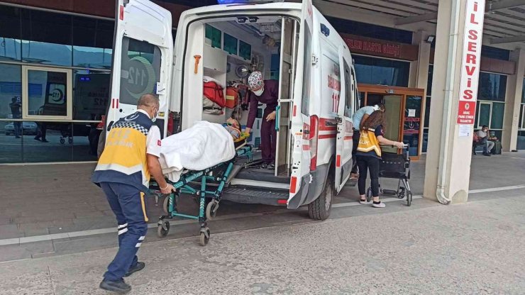 Konya’da otomobil şarampole devrildi: 2 yaralı