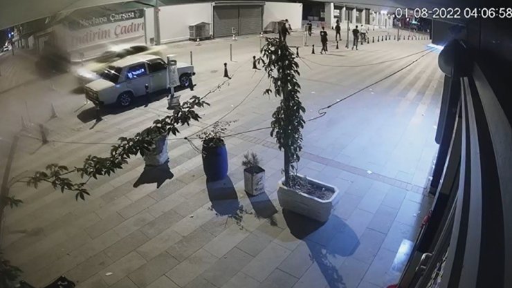 Bisikletlinin parasını gasp eden şüpheliler güvenlik kamerasında