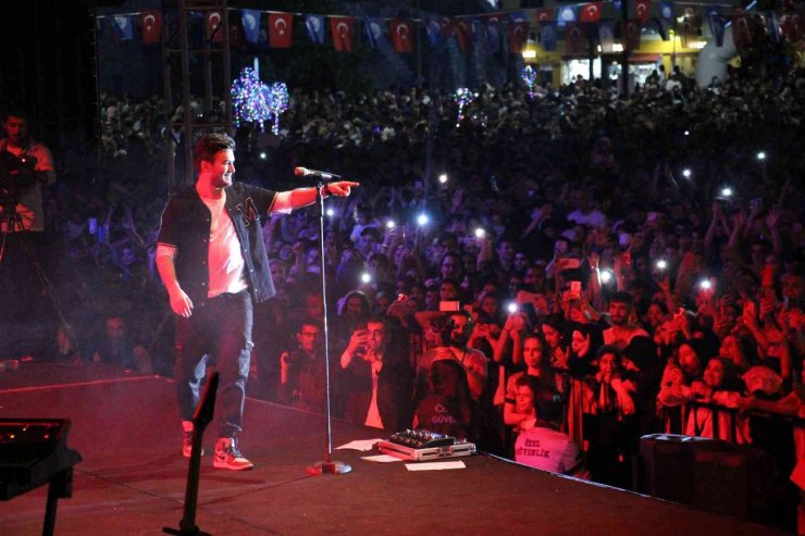 Mustafa Ceceli binlerce hayranına unutulmaz bir akşam yaşattı