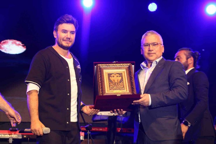 Mustafa Ceceli binlerce hayranına unutulmaz bir akşam yaşattı