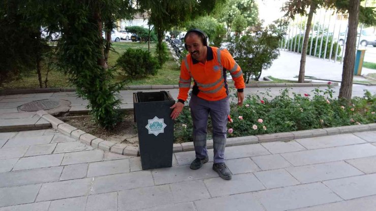Temizlerken eğleniyor, neşesiyle herkesi güldürüyor