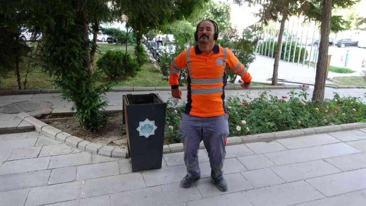 Temizlerken eğleniyor, neşesiyle herkesi güldürüyor
