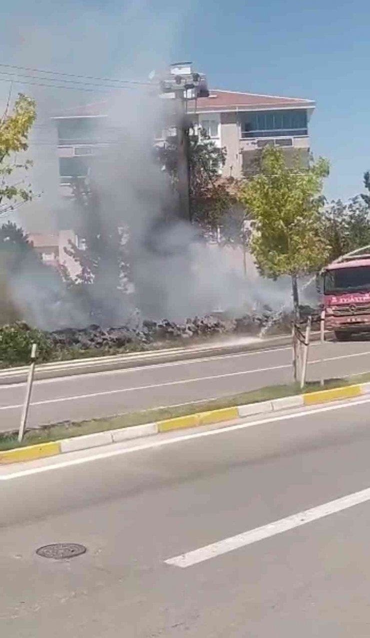 Elektrik direğindeki kablolar havai fişek gibi patladı