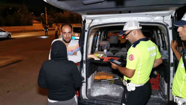 Denetimden kaçmak için ters şeride girdi, yakalanınca aday sürücü ve alkollü olduğu ortaya çıktı
