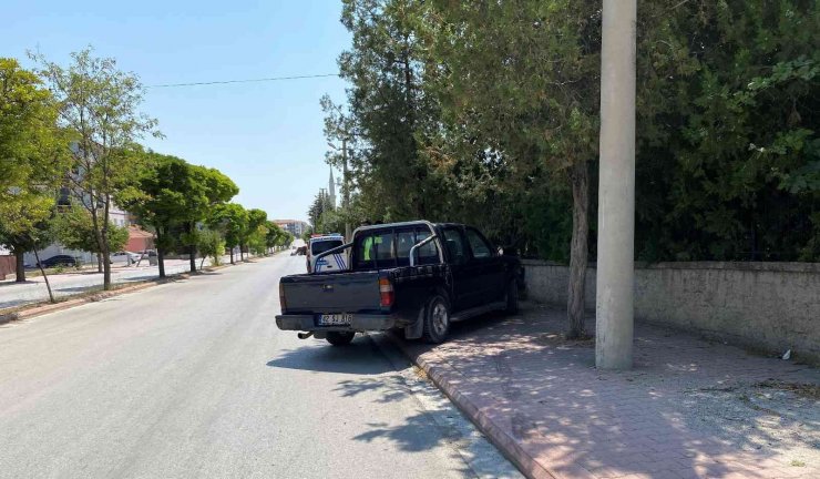 Kontrolden çıkan pikap ağaca çarptı: 2 yaralı