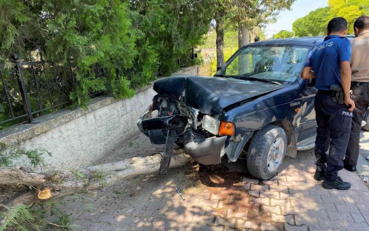 Kontrolden çıkan pikap ağaca çarptı: 2 yaralı
