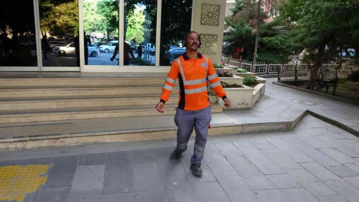 Temizlerken eğleniyor, neşesiyle herkesi güldürüyor