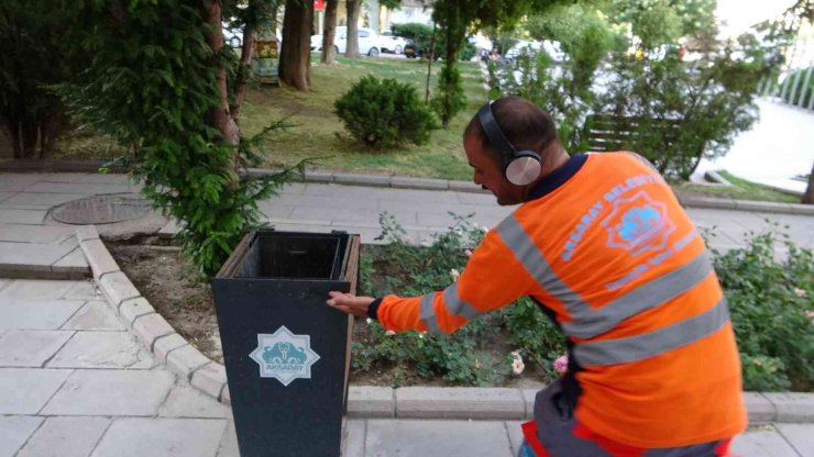 Temizlerken eğleniyor, neşesiyle herkesi güldürüyor